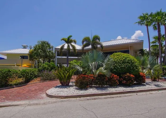 Sea Breeze, Studio 510, Beach Steps Away!+Pool+Wifi