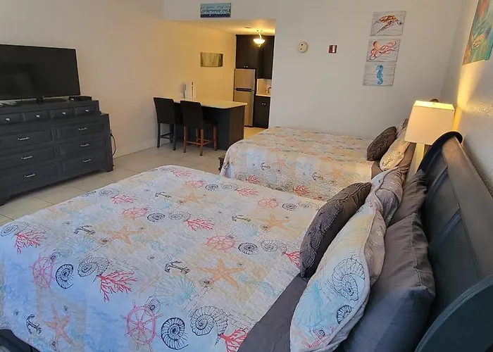 Sea Breeze, Studio 510, Beach Steps Away!+Pool+Wifi
