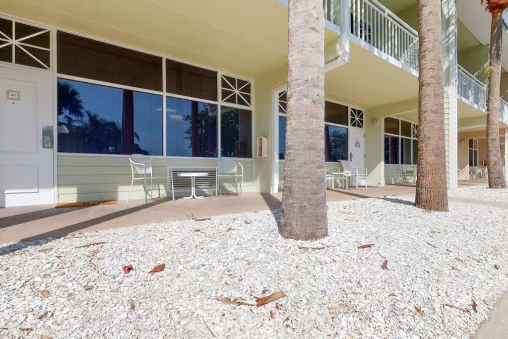 Sea Breeze, 510, Steps Away!+pool+wifi