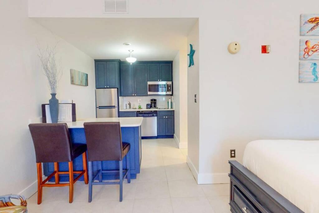 Sea Breeze, 510, Steps Away!+pool+wifi Appartement Ruskin