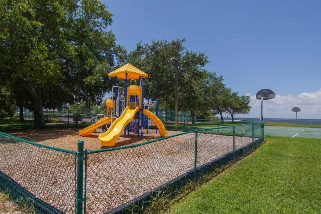 Sea Breeze, 510, Steps Away!+pool+wifi *