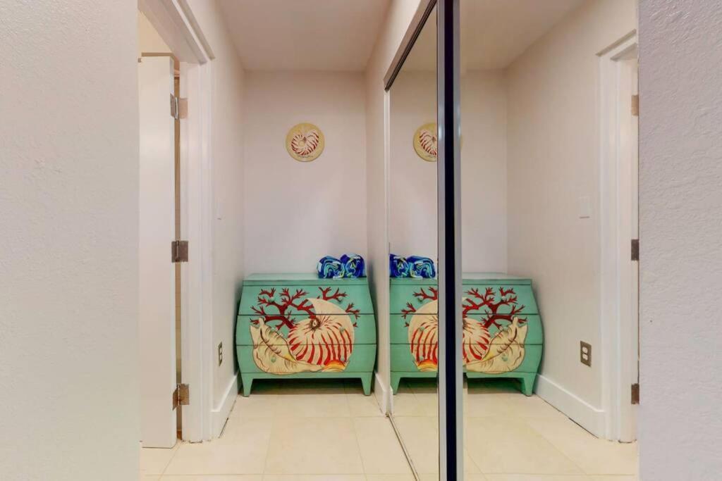 Sea Breeze, 510, Steps Away!+pool+wifi *