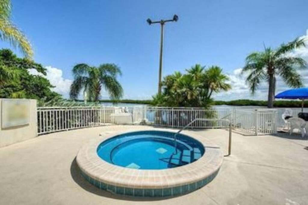 Appartement Sea Breeze, 510, Steps Away!+pool+wifi Ruskin