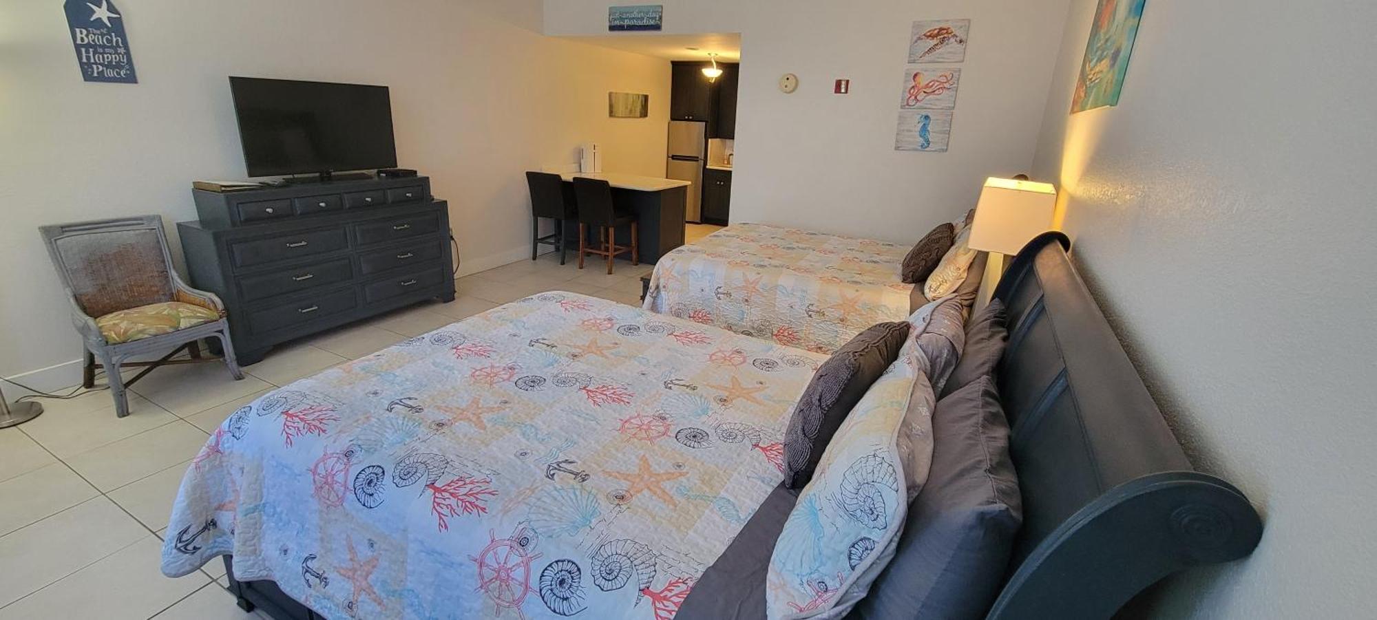 Sea Breeze, 510, Steps Away!+pool+wifi